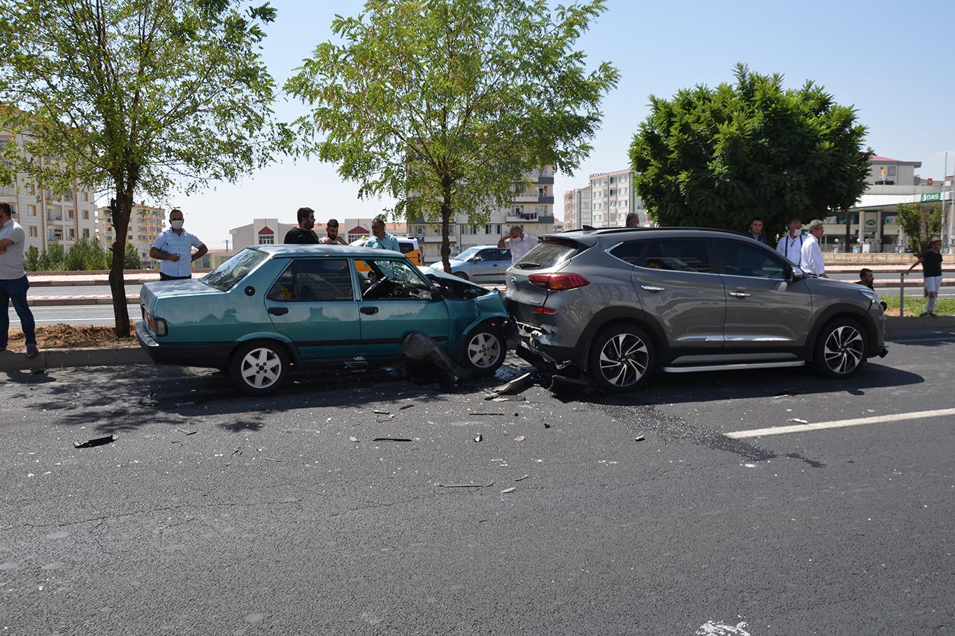 Diyarbakır’da karşıya geçmeye çalışan yaya, zincirleme kazaya sebep oldu